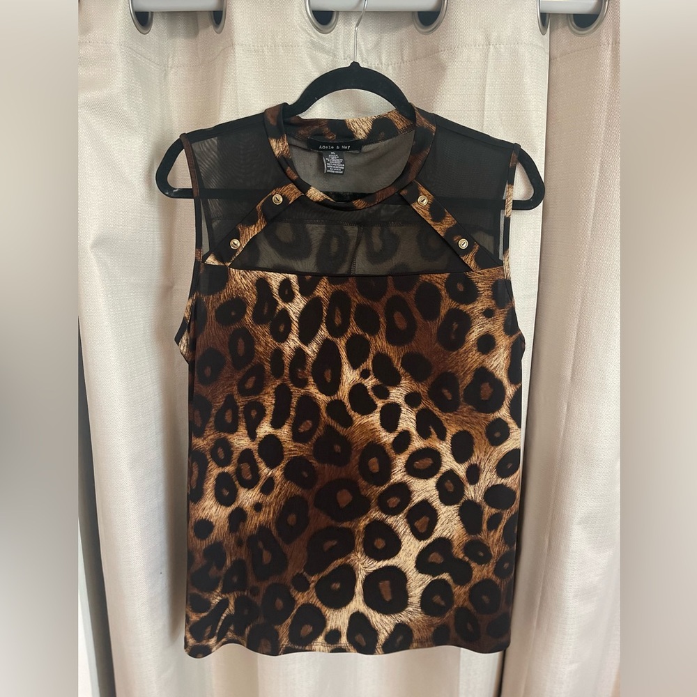 Chic Leopard Print Sleeveless Top